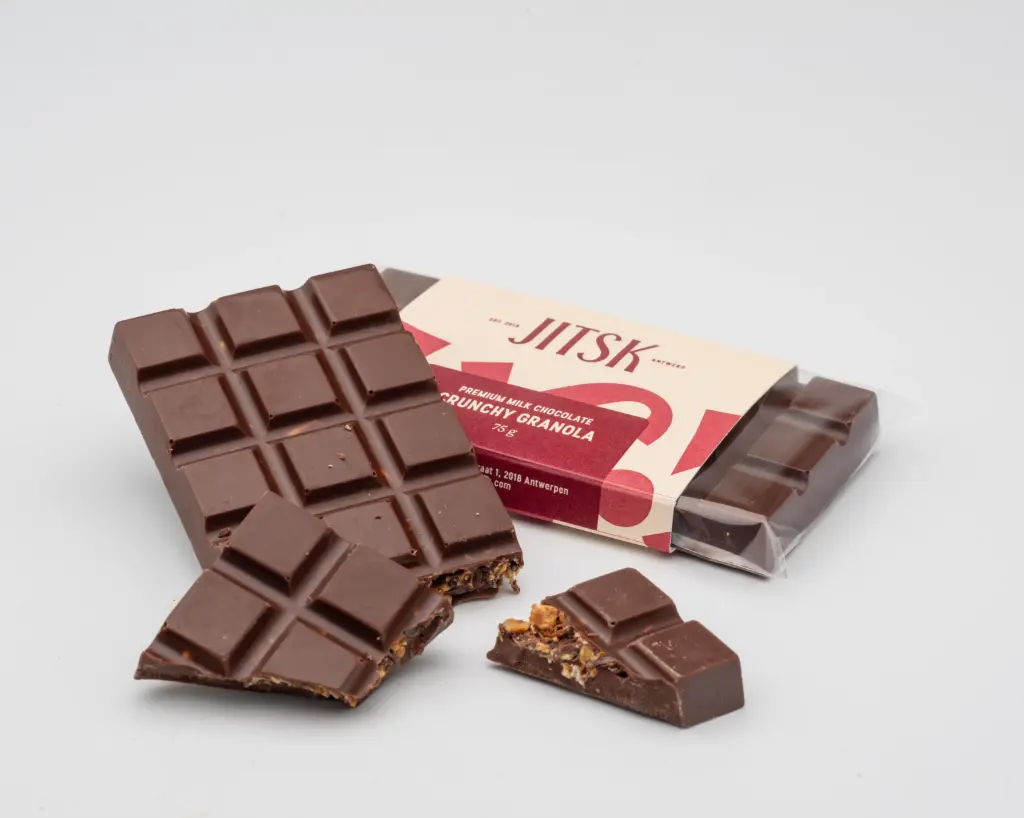 [01] Crunchy granola dark tablet 75 g